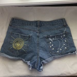 Embroidered ripped shorts